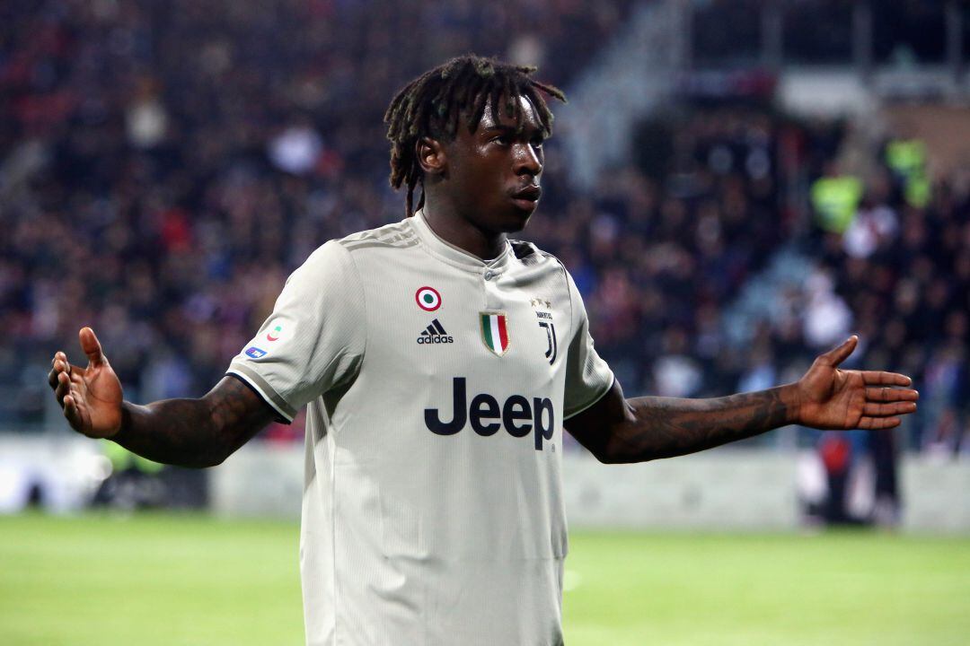 Moise Kean celebra el 0-2 ante los ultras del Cagliari