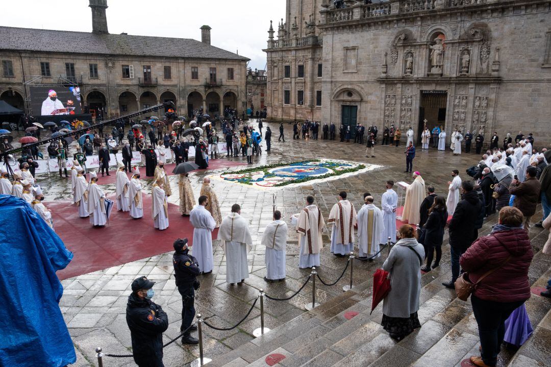 Autoridades Plíticas y Religiosas, durante el acto solemne de apertura de la Puerta Santa de la Catedral de Santiago, que da inicio al Año Santo 2021.