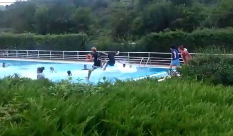 Los chavales del Gazte Rock se lanzan a la piscina con camiseta