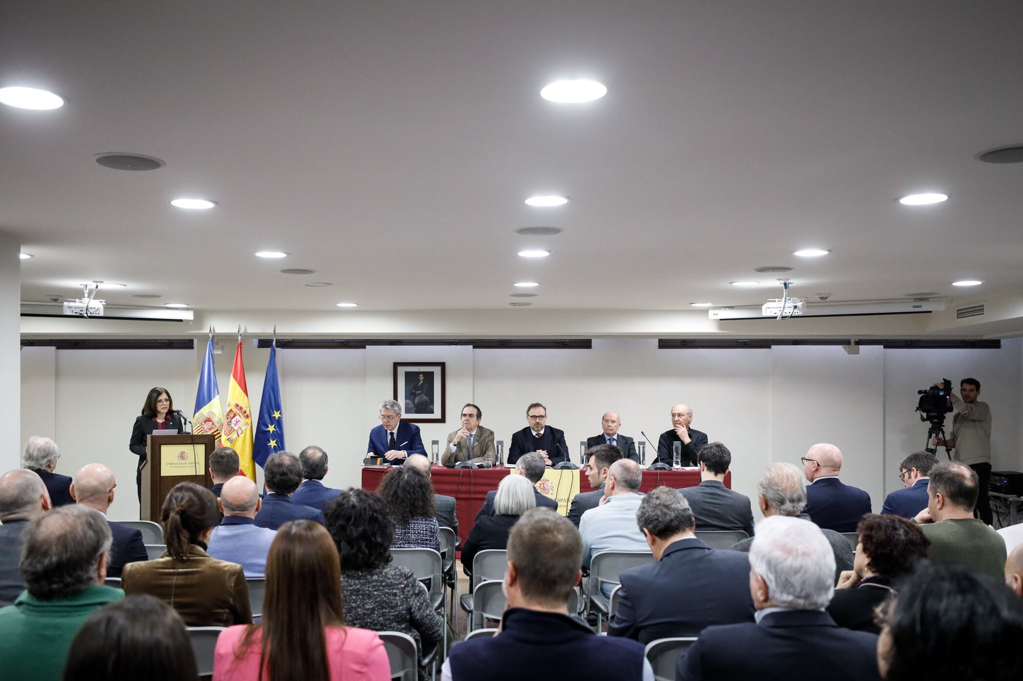 L'Ambaixada d'Espanya ha organitzat una taula rodona amb el comissionat per a la relacions interpirinenques, Joan Ganyet, o la ministra d'Exteriros, Imma Tor