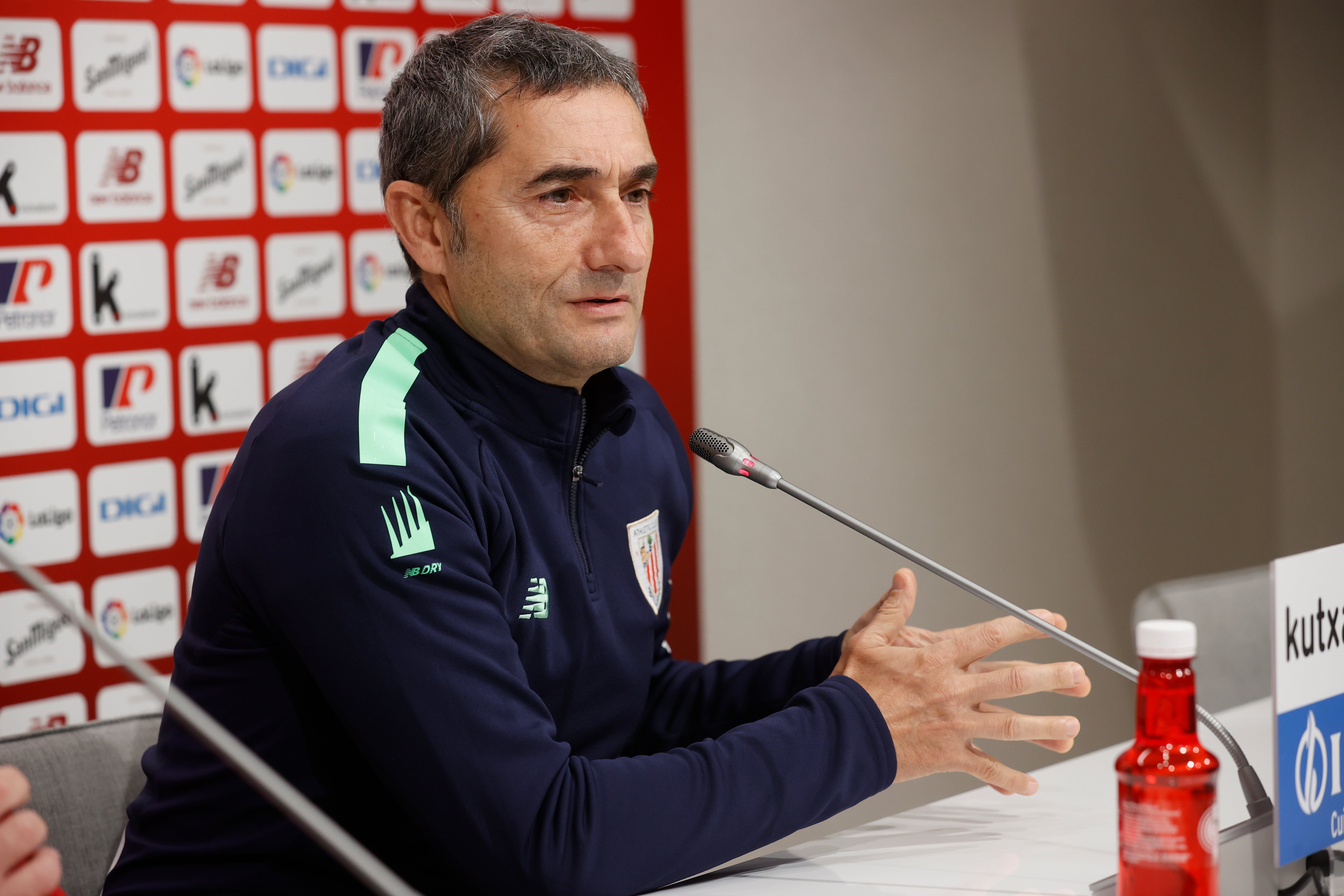 GRAFCAV3632. LEZAMA (BIZKAIA), 28/12/2022.- El entrenador del Athletic Club, Ernesto Valverde, ha ofrecido este miércoles una rueda de prensa previa al partido liguero del jueves ante el Real Betis en el Benito Villamarín. EFE/Miguel Toña
