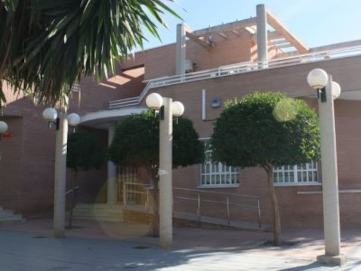 Normalidad en Elda en el inicio del proceso presencial de regularización de migrantes