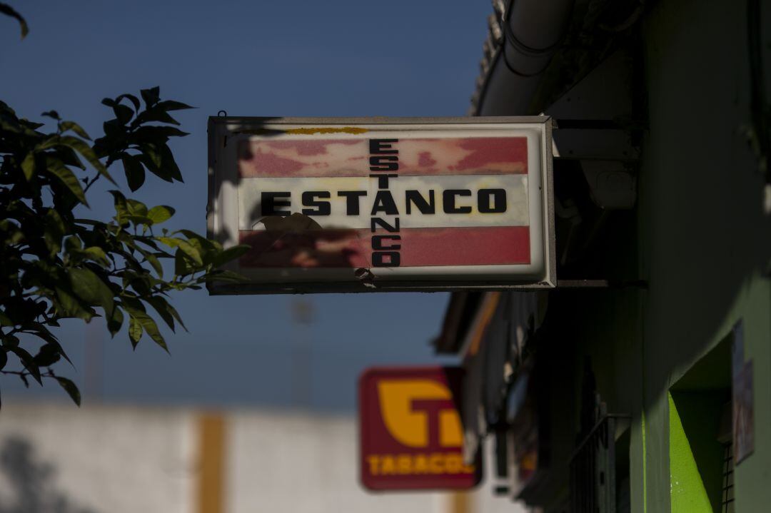 El letrero de dos tiendas de estancos en España
