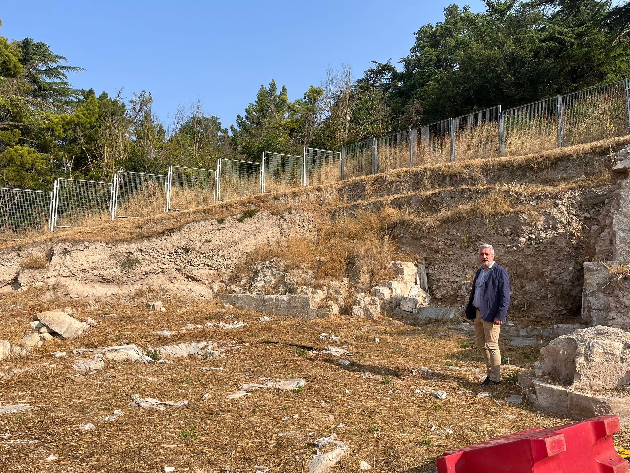 El concejal de Medio Ambiente, Carlos Niño, visita las labores de desbroce en la ladera del Castillo