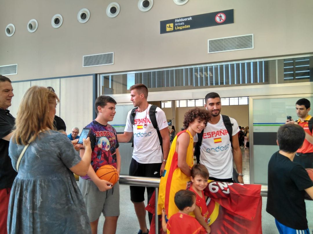 Aficionados dan la bienvenida a los jugadores de la selección española en el aeropuerto de Pamplona