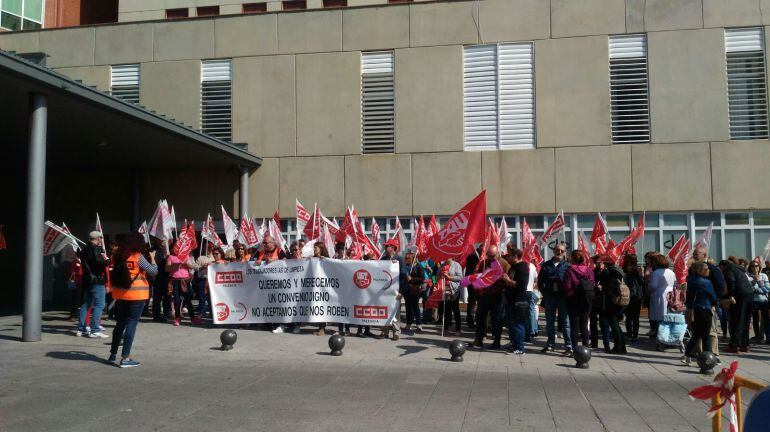 Concentración a las puertas del Hospital Río Carrión