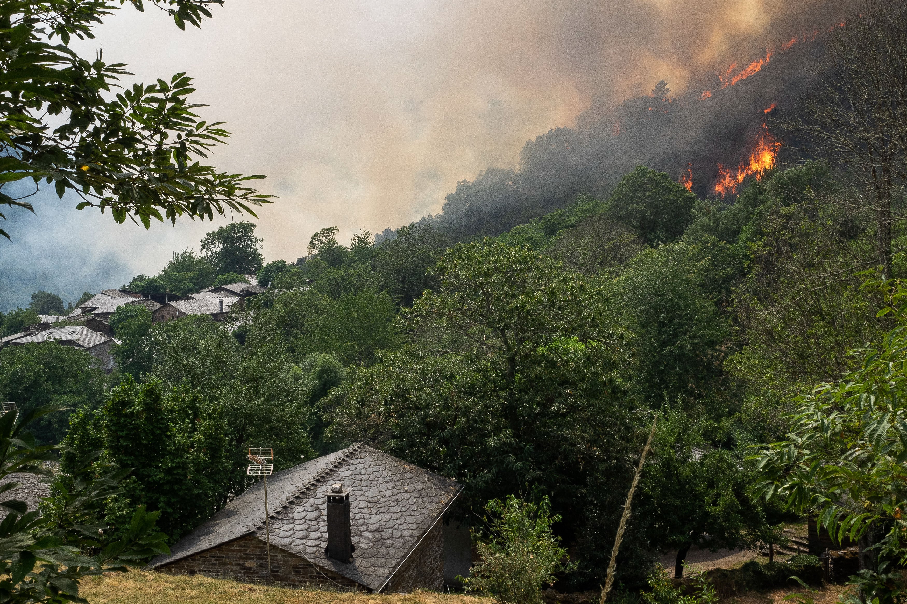 En el municipio de Folgoso do Courel los vecinos de varios núcleos poblados han sido evacuados por la cercanía del fuego a las casas. 