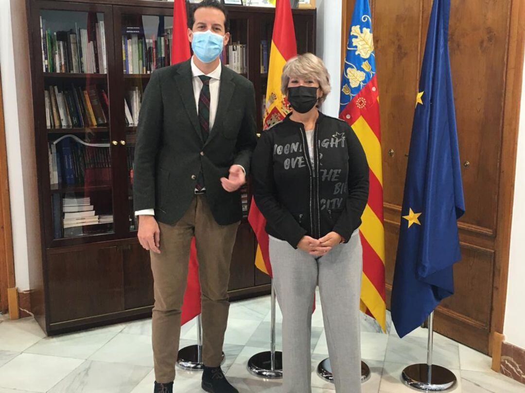 Rubén Alfaro, alcalde de Elda junto a la delegada del Consell, Antonia Moreno