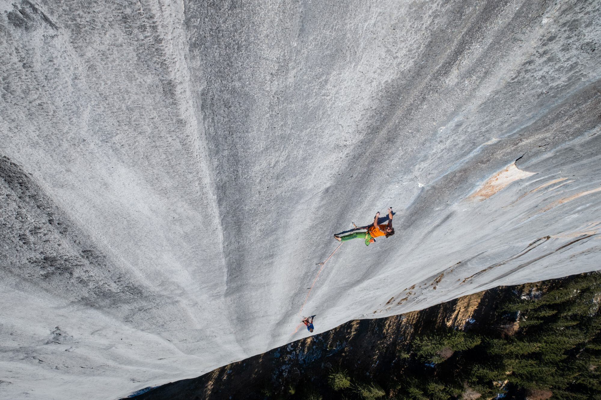 Alex Huber es uno de los mejores alpinistas y escaladores de nuestro tiempo. Junto a su hermano Thomas forma la famosa cordada «Huberbuam»