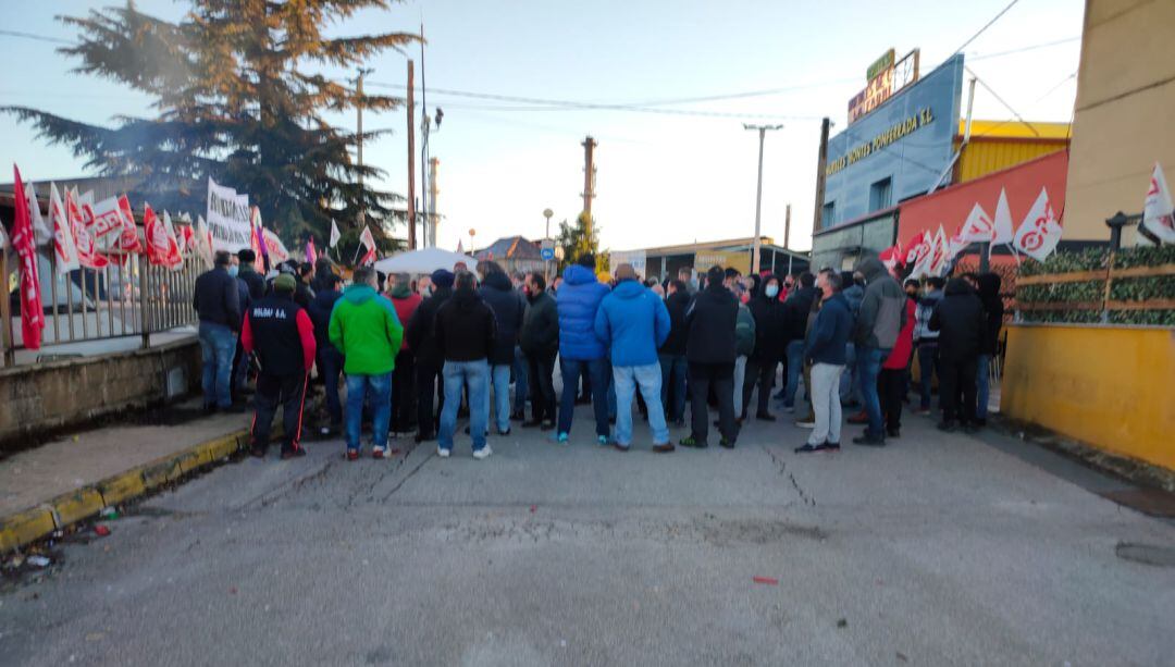 Asambleas improvisadas para decidir si se retoman las negociaciones con la empresa