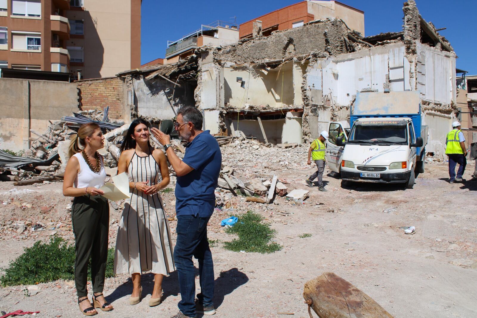 Rosa Medina, edil de Fomento junto a María Hernández, edil de Urbanismo y técnicos de la Concejalía en la Unidad de Actuación 23