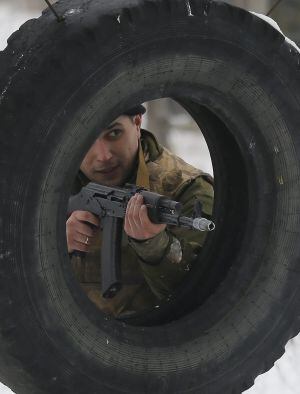 KIV11 DESNA (UCRANIA), 13/02/2015.- Un soldado ucraniano recién movilizado recibe entrenamiento militar en el campo de entrenamiento de Desna, a unos 90 kilómetros de Kiev, Ucrania, hoy, viernes 13 de febrero de 2015. El presidente de Ucrania, Petró Poros