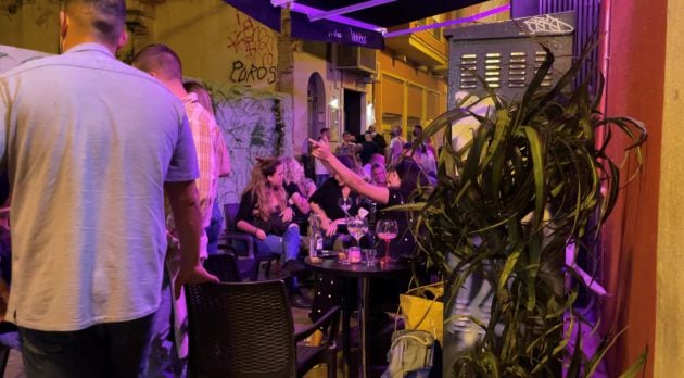 Clientes en una terraza este sábado noche en el centro de Málaga