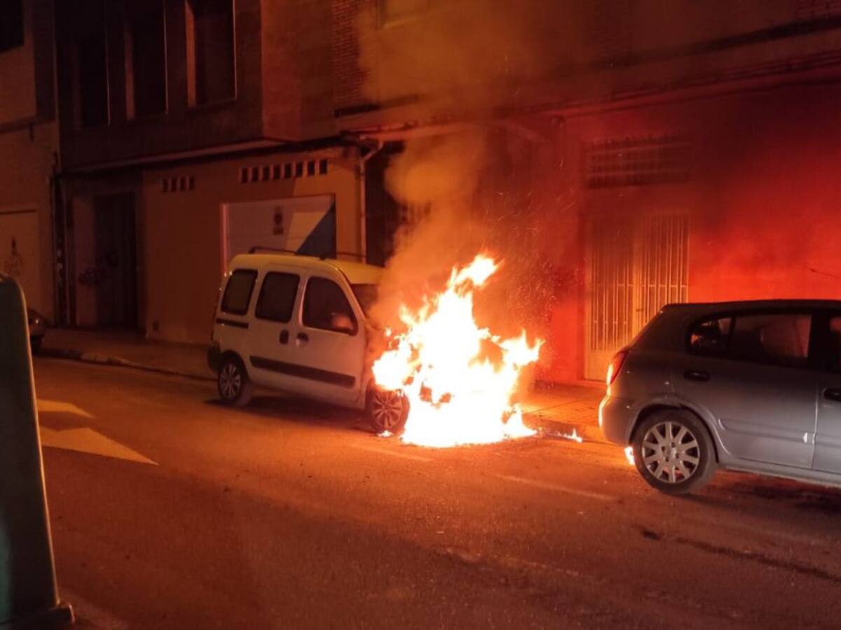 La policía investiga el incendio "provocado" de tres turismos en la parte alta de Ponferrada