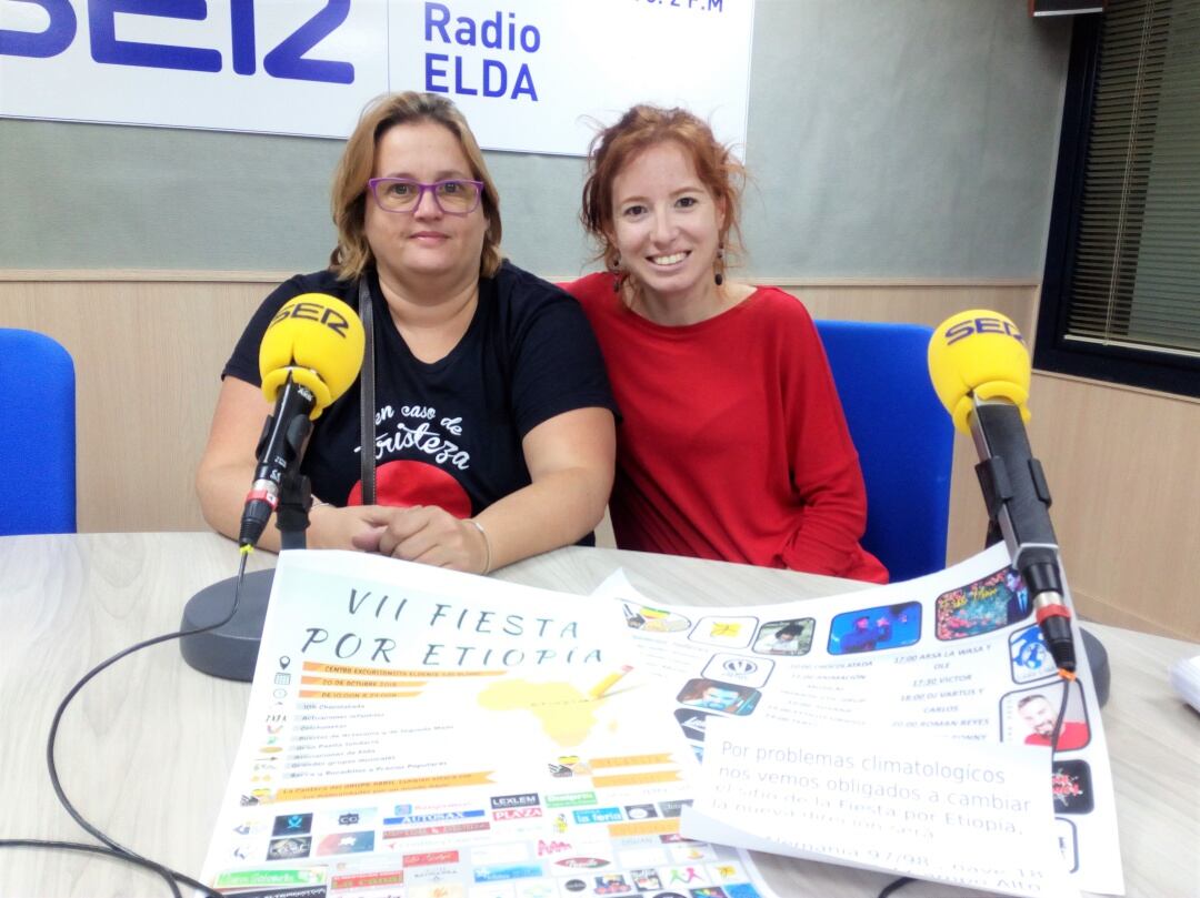 Teresa Ruiz y Sandra Medina, coluntarias del Grupo Abril, en Radio Elda