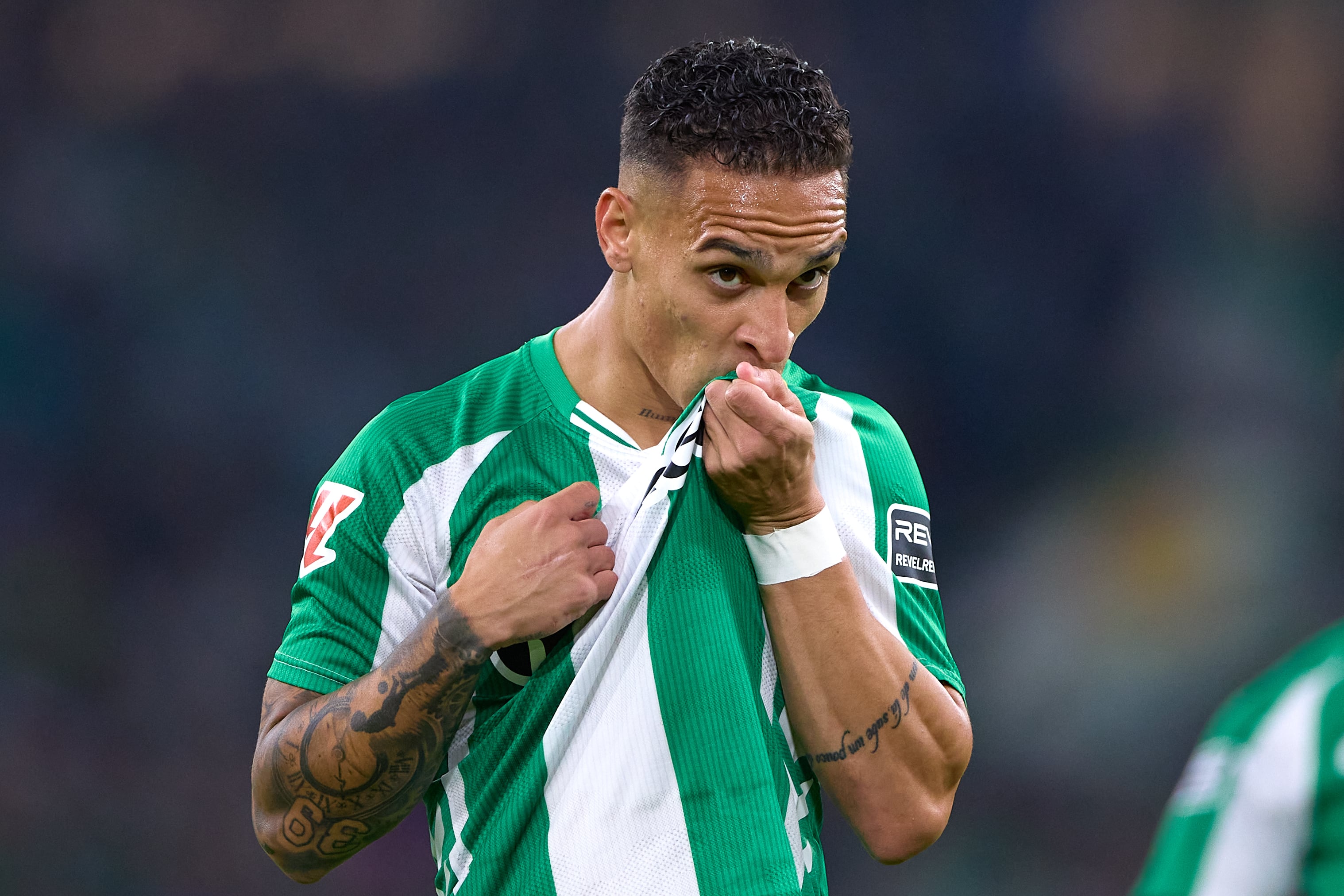 Antony se besa el escudo después de anotar un gol al RCD Mallorca en LaLiga