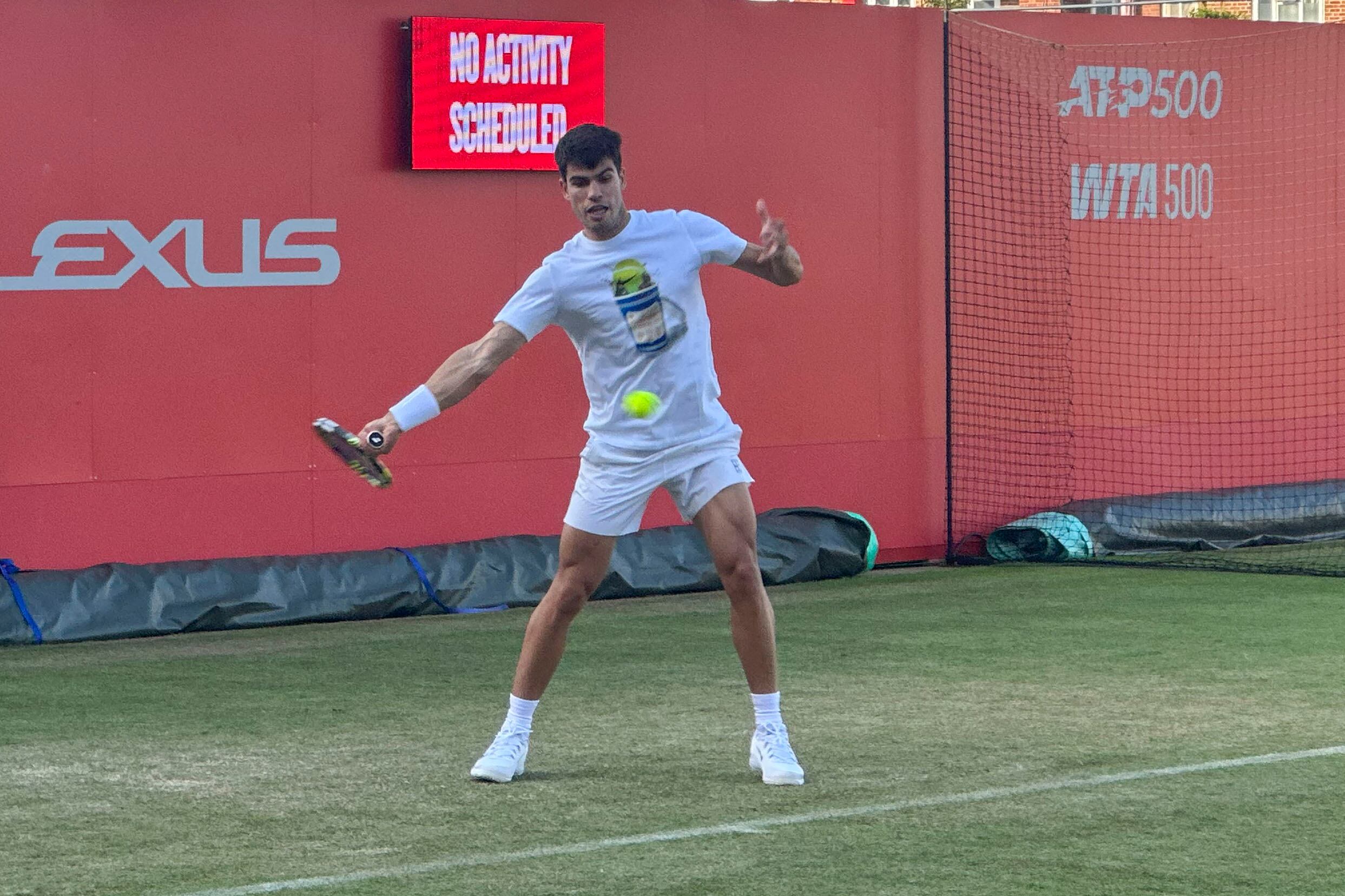LONDRES (REINO UNIDO), 14/06/2025.- El tenista español Carlos Alcaraz durante su primer entrenamiento este sábado sobre la hierba de Queen's, en Londres. Alcaraz irrumpe en la temporada de hierba con un alentador bagaje de veinticuatro victorias y solo tres derrotas en esta superficie, que resumen los seis triunfos con un único partido perdido en Queen's, donde logró el título en el 2023. EFE/Manuel Sánchez