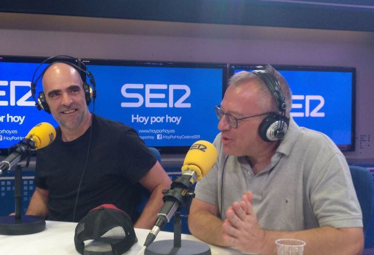 Luis Tosar y Daniel Monzón en los estudios de la Cadena SER.