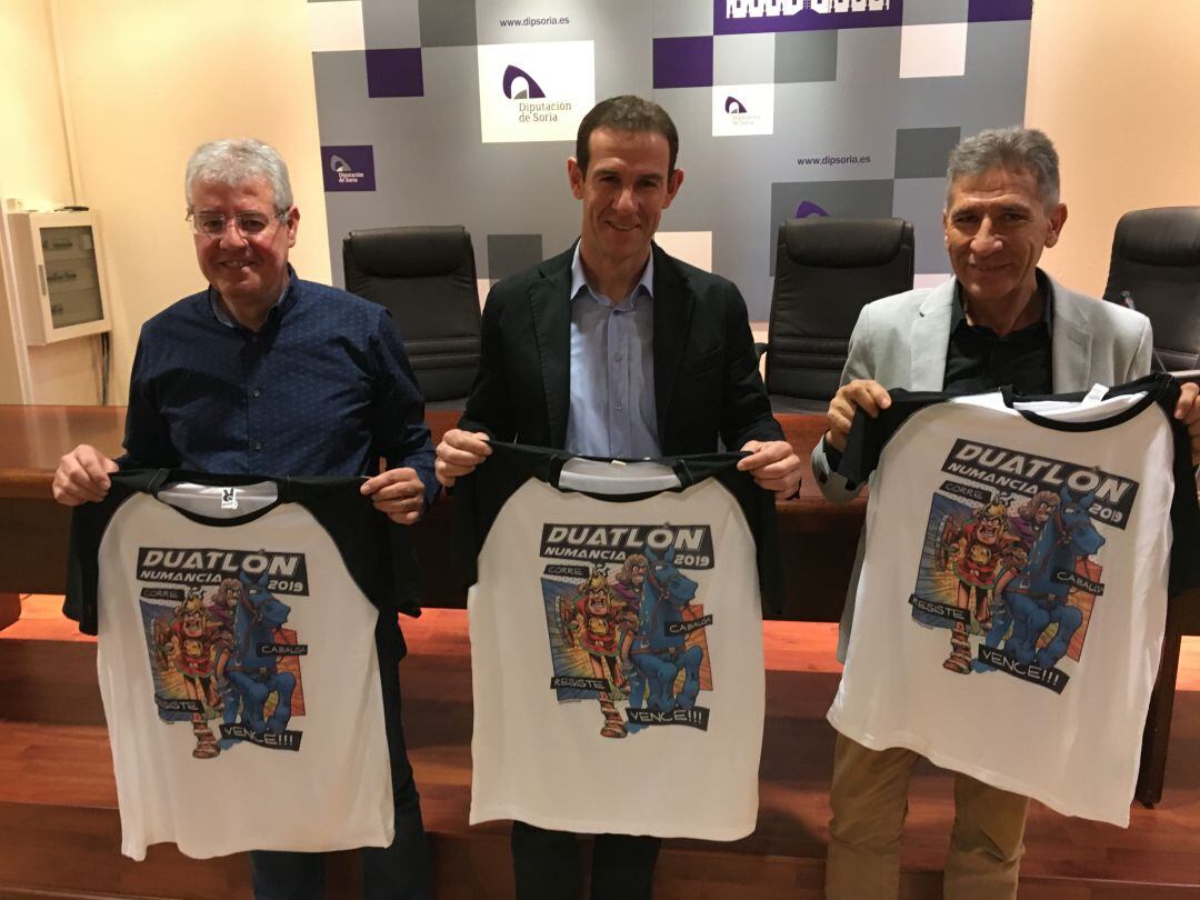 Enrique Ruiz, Amancio del Castillo y Pedro Asensio en la presentación del Nacional de Duatlón MD de Garray.