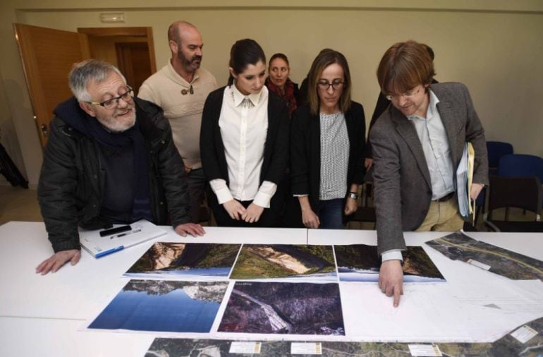 Alcaldes de O Morrazo con miembros de la Xunta durante una reunión por la nueva Autovía.