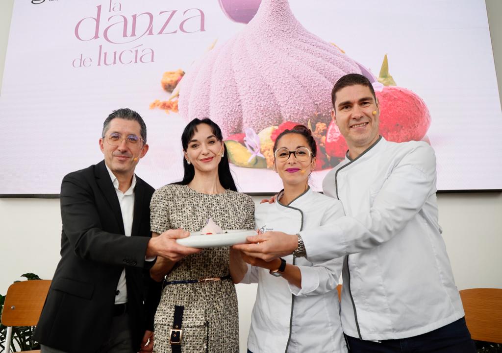 Joxe Mari Aizega, Lucía Lacarra, Cristina Lirola y Luis Arrufat, en la presentación del postre.