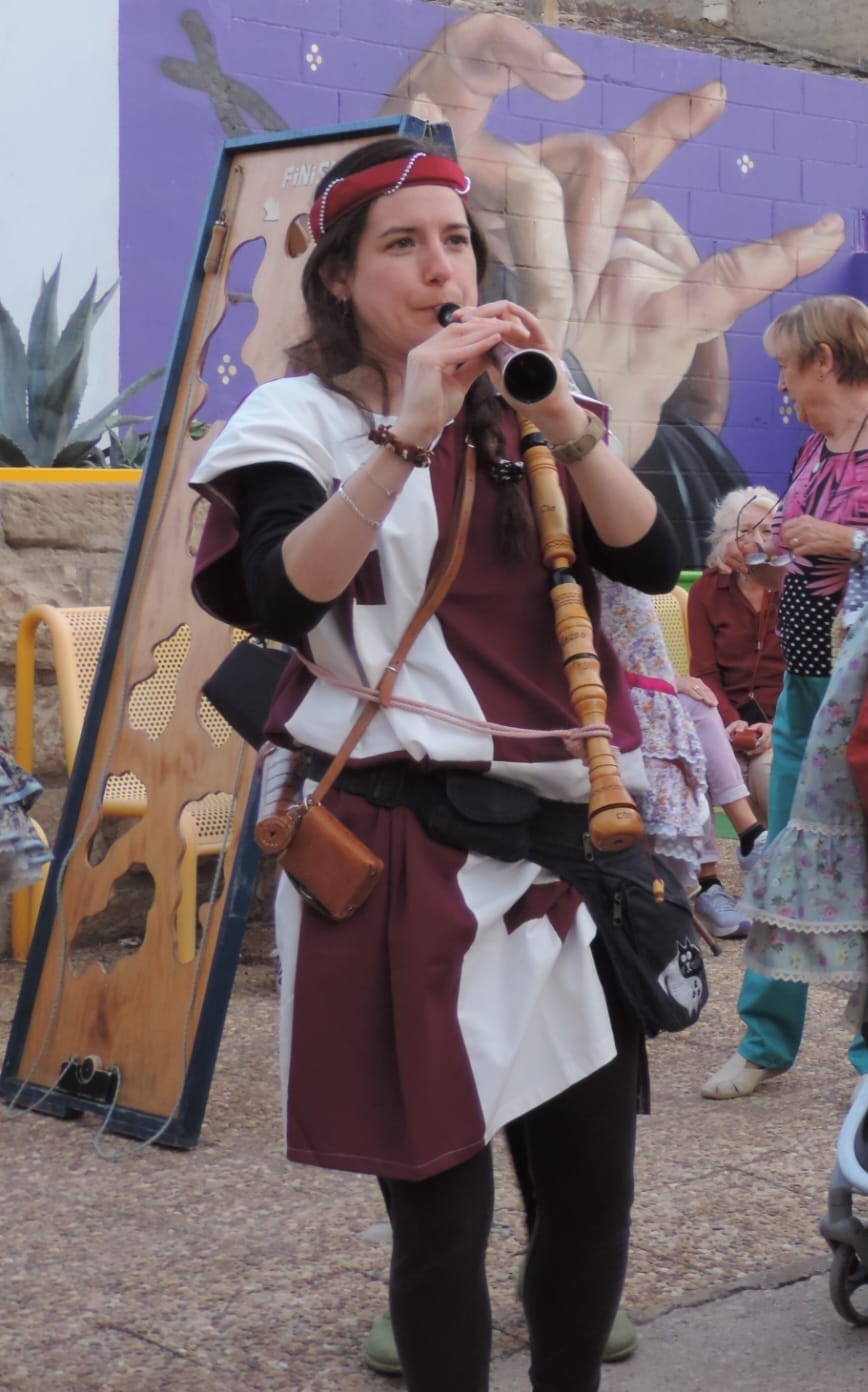 Nuria tocando la dulzaina
