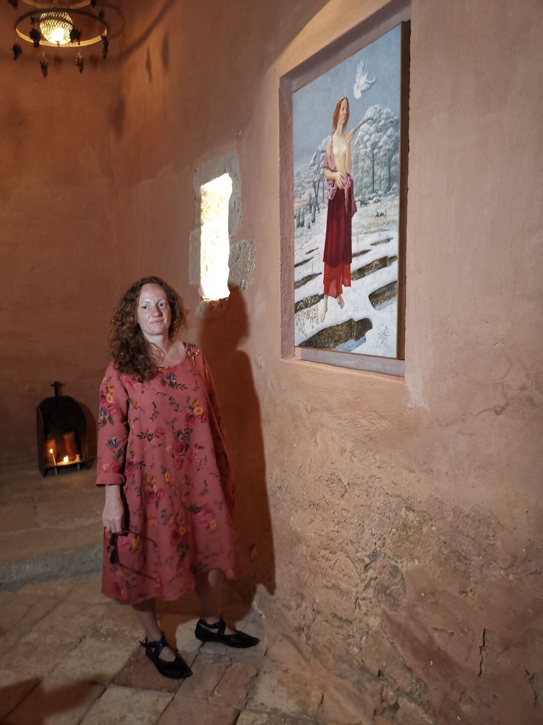 La hija de Vicente Ameztoy junto a la obra para el que su padre utilizó de modelo