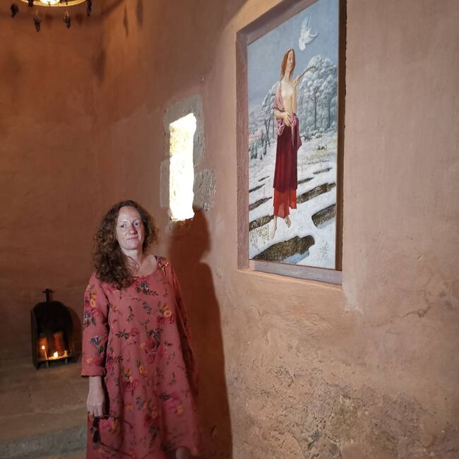 La hija de Vicente Ameztoy junto a la obra para el que su padre utilizó de modelo