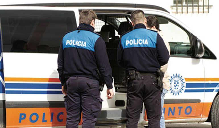 Dos agentes locales de Pinto