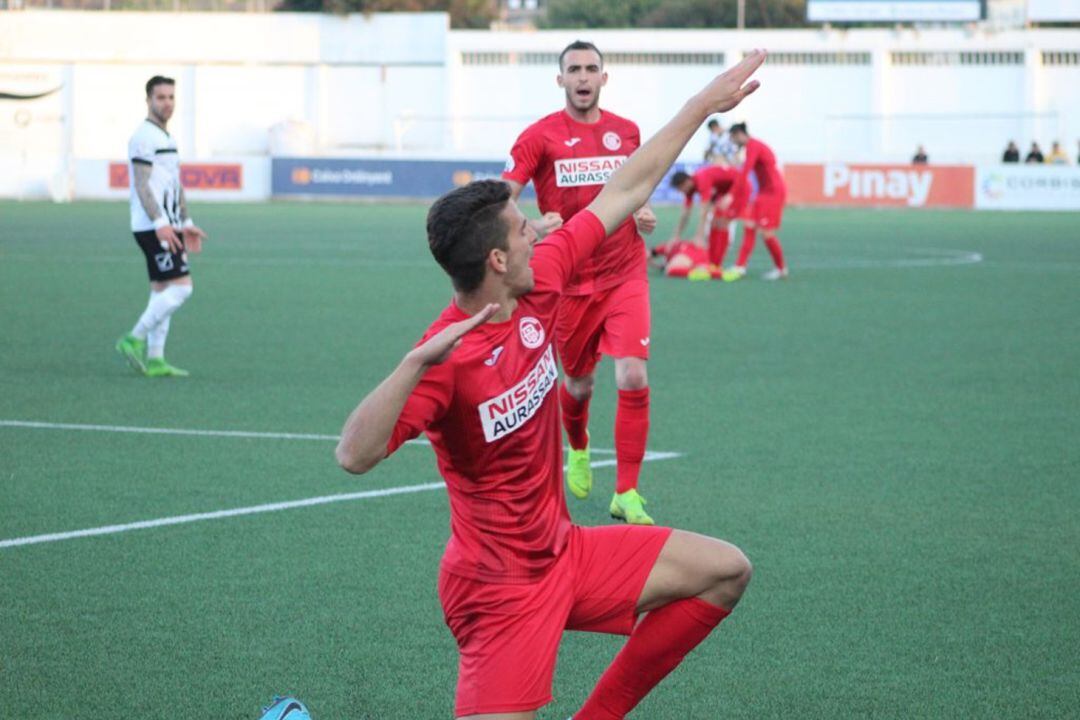 Pablo Aguilera celebra su gol tras marcarle al Ontinyent