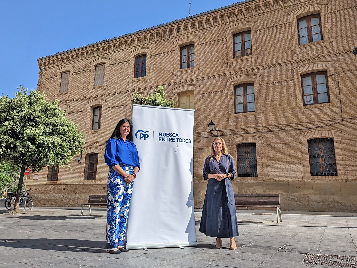 Orduna y Alós ante el edificilo del Antiguo Seminario.