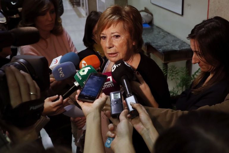 La presidenta de la Comisión de Seguimiento y Evaluación de los Acuerdos del Pacto de Toledo, Celia Villalobos, hace declaraciones a los medios de comunicación tras la reunión hoy de dicha comisión en el Congreso