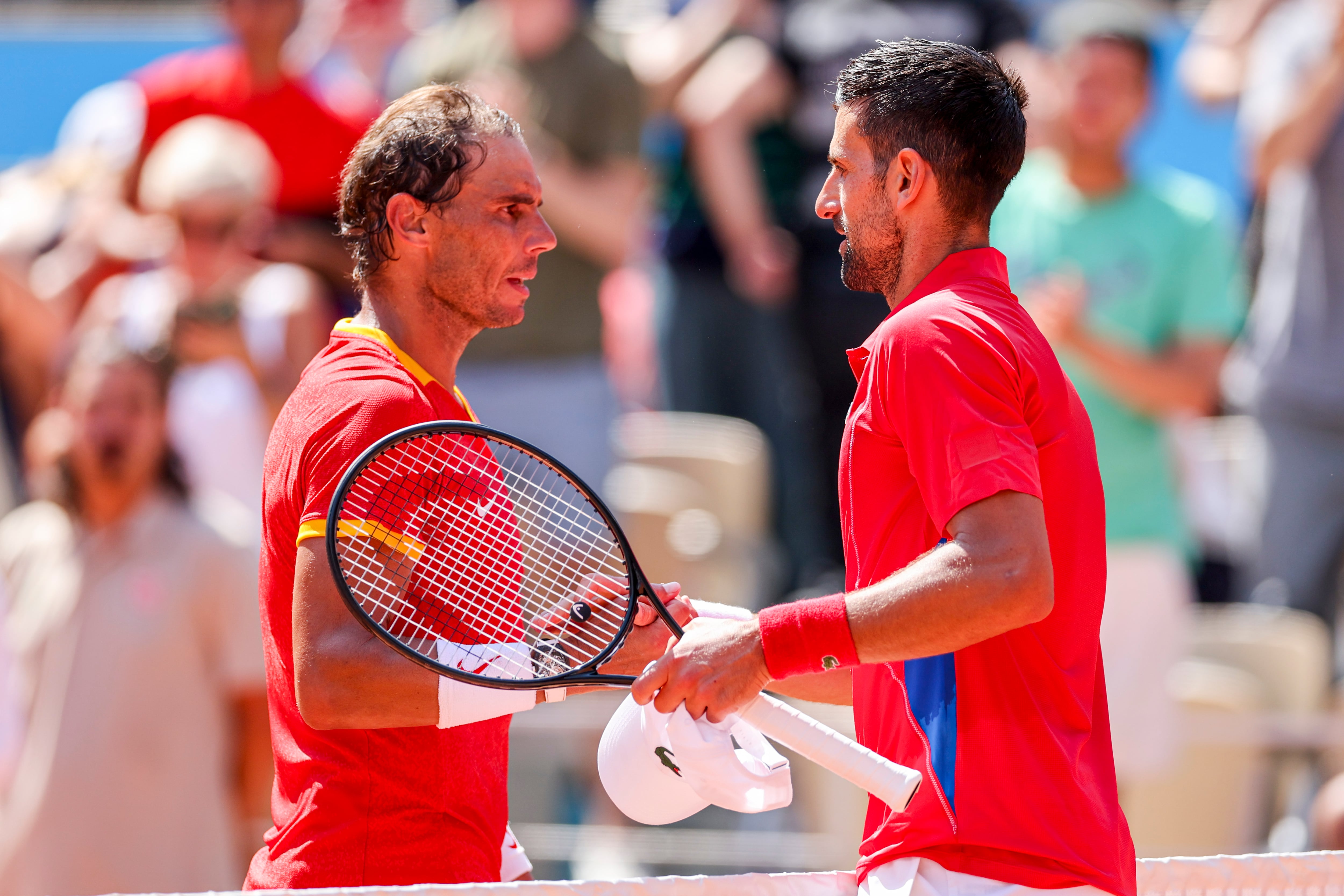 Rafa Nadal y Novak Djokovic se saludan tras el partido de los Juegos Olímpicos de París 2024