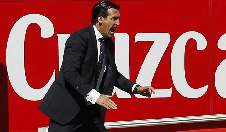 GRA124 SEVILLA 20 /09/2015.-Unai Emery, entrenador del Sevilla, da instrucciones a sus jugadores durante el encuentro de la cuarta jornada de Liga en Primera División que el Sevilla y el Celta de Vigo disputan hoy en el estadio Sánchez Pizjuan . EFE/Jose Manuel Vidal