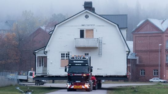 Uno de los camiones de Scania transportando una vivienda.