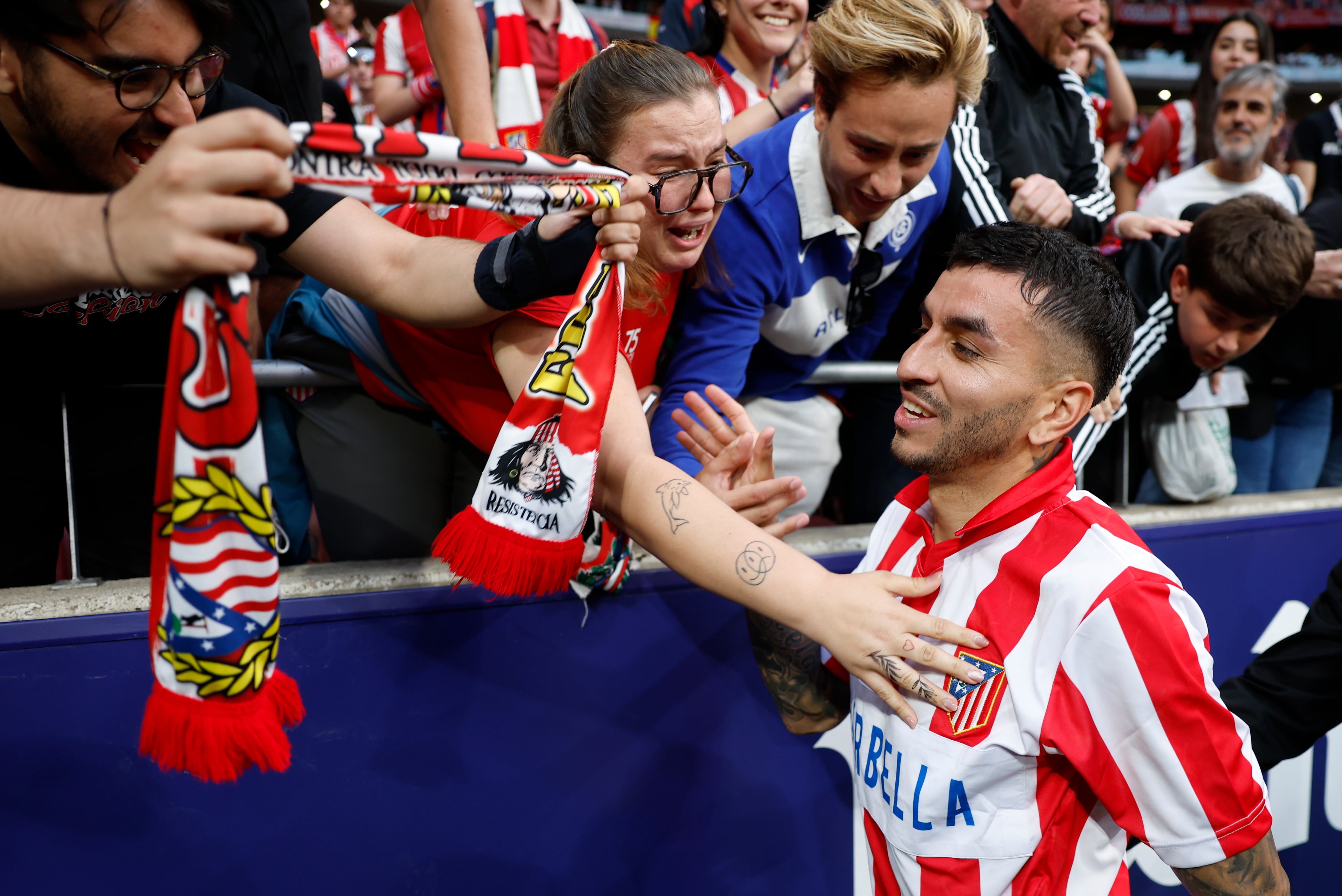 El delantero del Atlético de Madrid Ángel Correa se despide de su afición