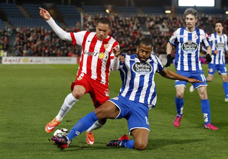 El defensa del Deportivo Sidnei disputa un balón ante el delantero Almeria, Wellington.