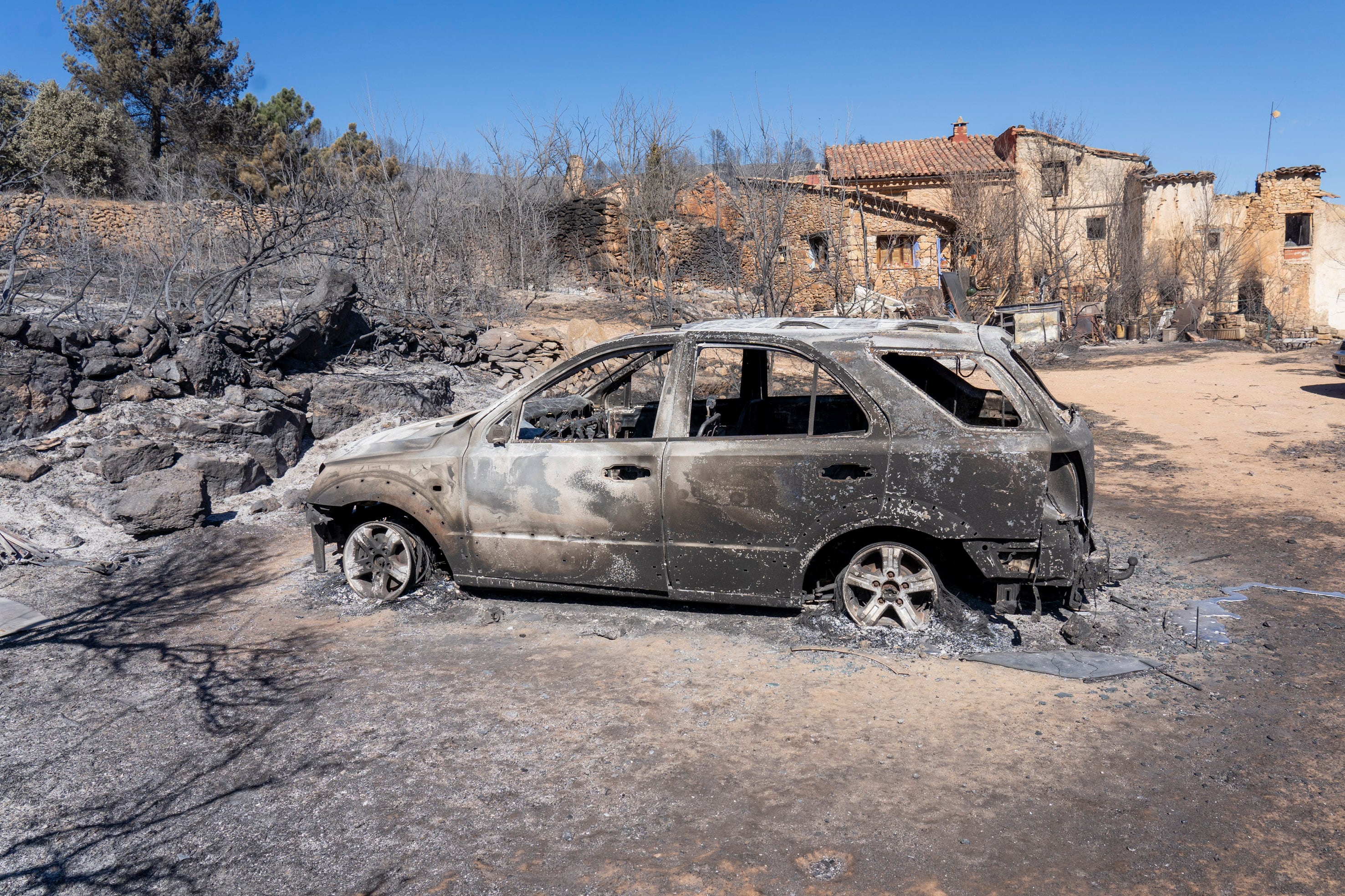 Estado en el que ha quedado el barrio La Garcia perteneciente al municipio de San Agustín en Teruel con varias casas quemadas tras el incendio forestal que se ha producido en la zona. EFE/Antonio García