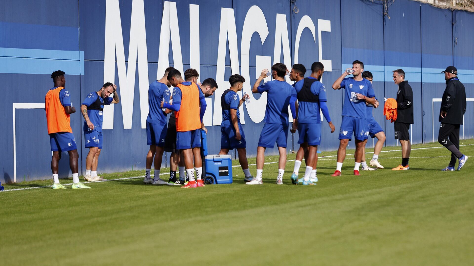 Los jugadores del Málaga descansan en pleno entrenamiento