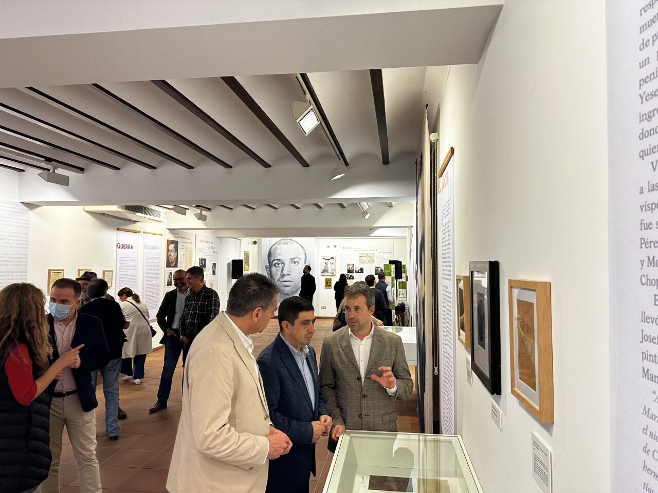 Ángel Vera, Francisco Reyes y Julio Millán en la inauguración del espacio expositivo de Miguel Hernández.
