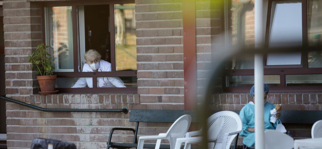 Dos trabajadoras de un centro de mayores