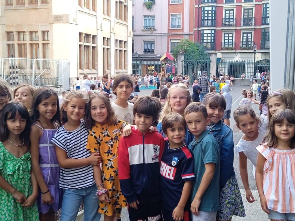 Los niños de Gijón regresan a las aulas contentos por el reencuentro