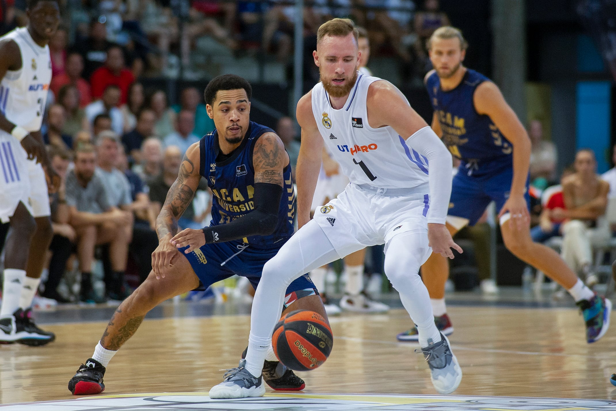 Puertollano (Ciudad Real), 17/09/2022.- El alero bosnio del Real Madrid, Dzanan Musa (d) y el jugador estadounidense de Ucam Murcia, Jordan Davis, durante el partido correspondiente al V Trofeo Luis Casimiro que han disputado hoy sábado en el pabellón Antonio Rivilla de Puertollano. EFE/Jesús Monroy.
