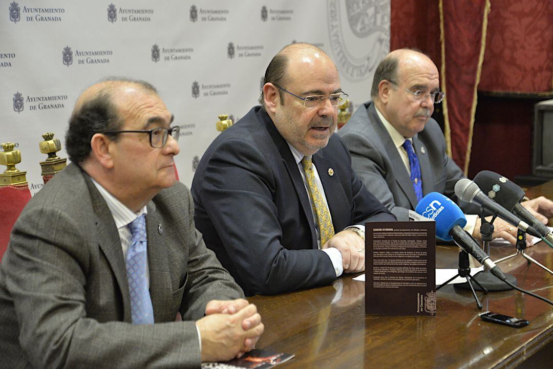 El presidente de la Federación de Cofradías, Jesús Muros; el teniente alcalde, Sebastián Pérez; y el secretario de la Federación, Roberto Martín, en la presentación del folleto de la Cuaresma granadina