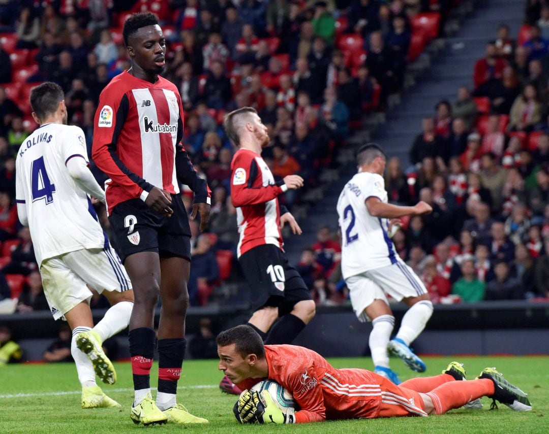 Athletic Club&#039;s striker Inaki Williams (L) reacts next to Real Valladolid&#039;s goalkeeper Jordi Masip (R) during the Spanish LaLiga Primera Division soccer match played at San Mames stadium in Bilbao, northern Spain, 20 October 2019. EFE - Miguel Toña