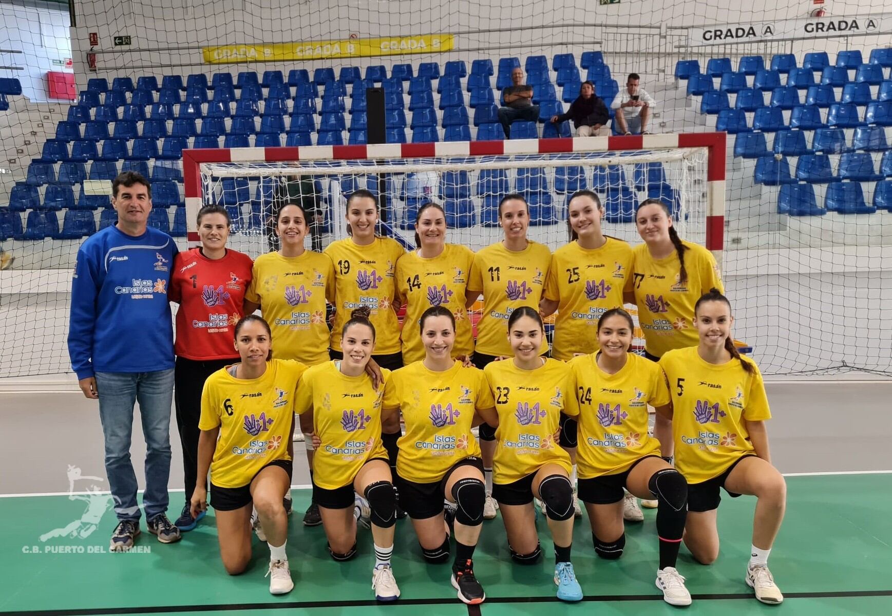 Jugadoras y técnico del CB Puerto del Carmen.