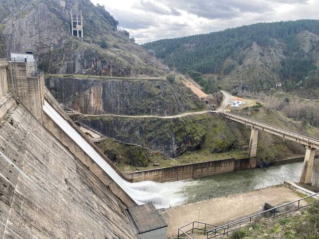 Embalse de El Vado liberando agua