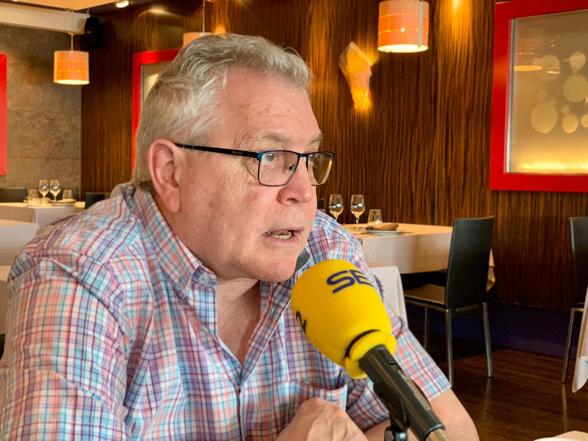 Enzo Ferrero en la tertulia de SER Deportivos Gijón desde el restaurante Bellavista.