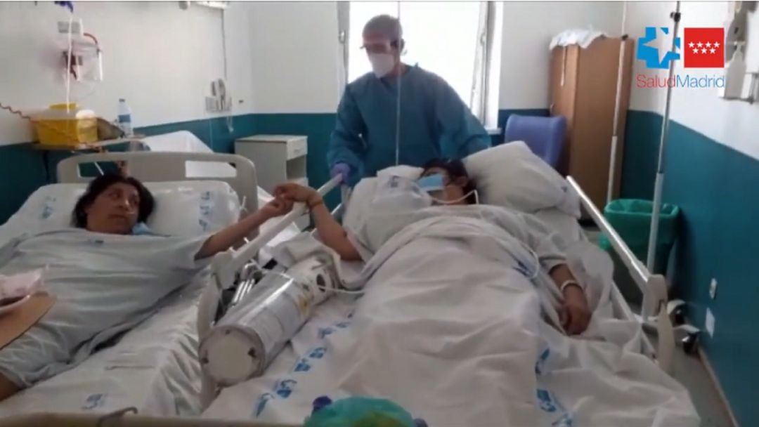 María (izquierda) coge la mano de su hija Marta en el momento de su reencuentro tras estar separadas durante su estancia en el hospital 12 de Octubre por coronavirus.