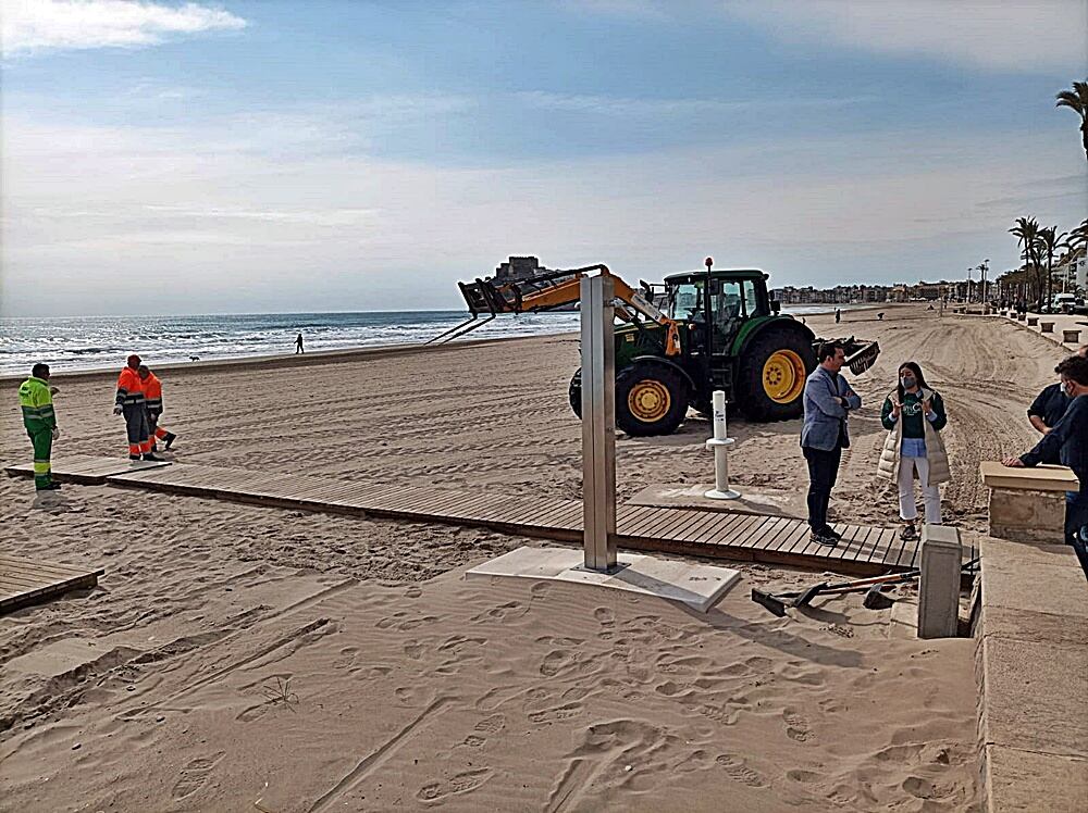 Trabajos de puesta a punto de las playas en Benicarló.